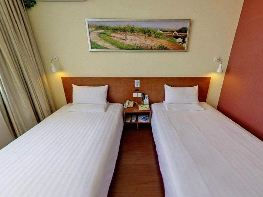Hanting Zhenping Road Railway Station Hotel 2*