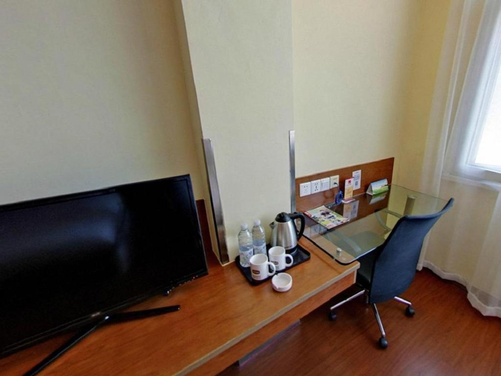 Hotel Hanting Zhenping Road Railway Station 2*