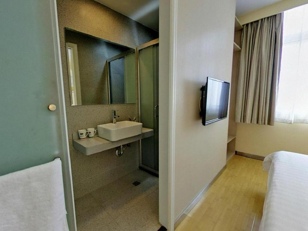 Hotel Hanting Zhenping Road Railway Station