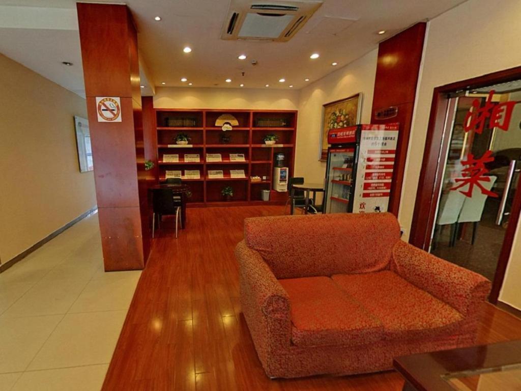 Hanting Zhenping Road Railway Station Hotel 2*