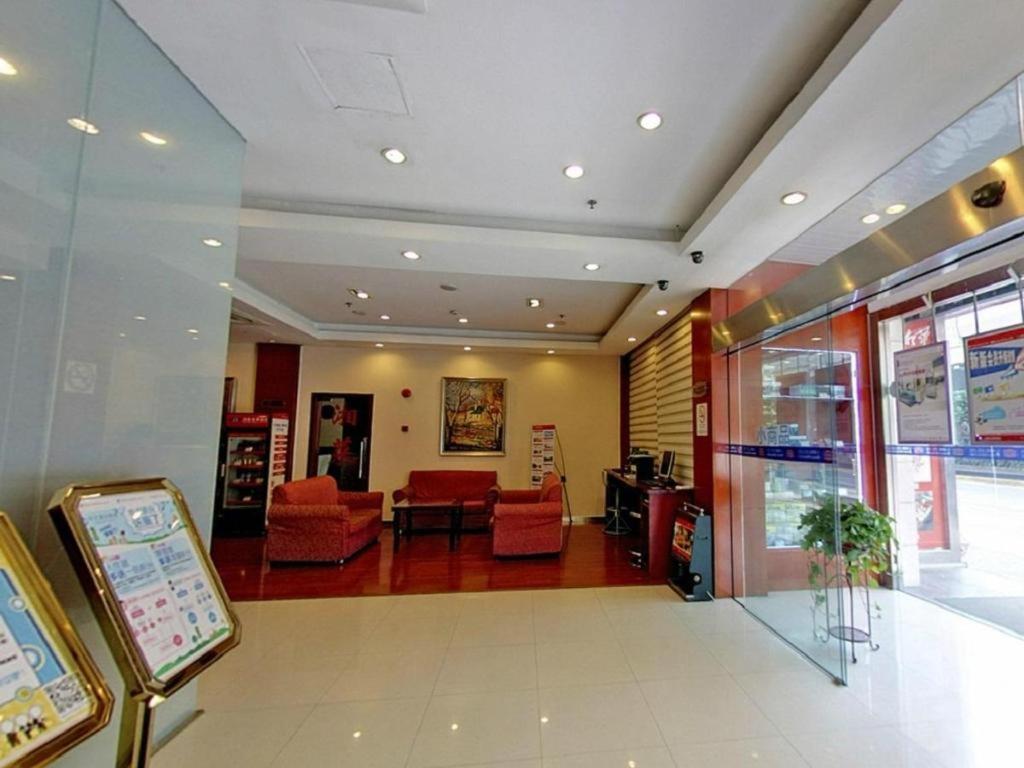 Hanting Zhenping Road Railway Station Hotel 2*